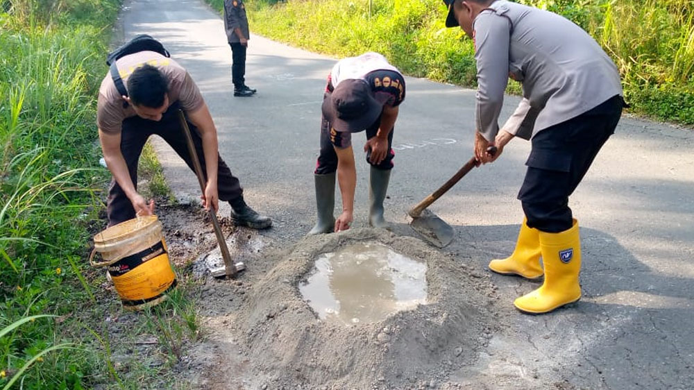 Raih Penghargaan Kompolnas Awards, Polsek Padang Jaya Penuh Empati dan Aktif Tambal Jalan