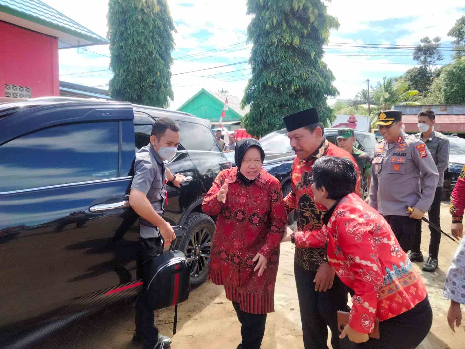 Tiba di Bengkulu Utara, Menteri Risma Langsung Temui Korban Pencabulan