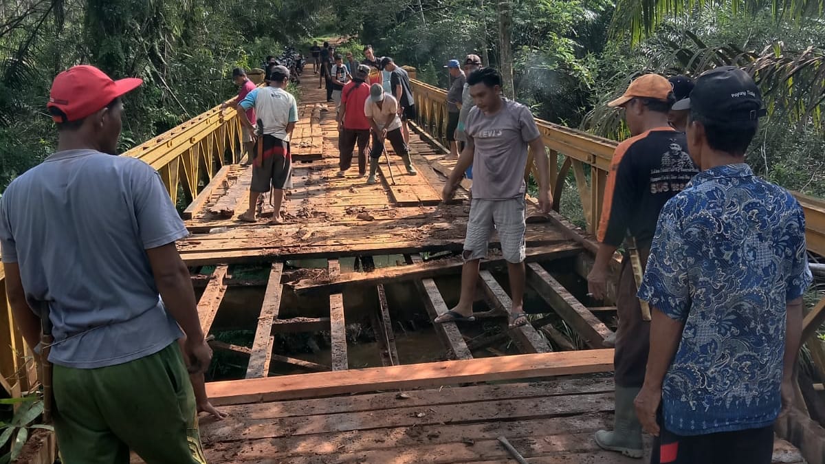 Warga Desa Tanah Tinggi Gotong Royong Perbaiki Lantai Jembatan