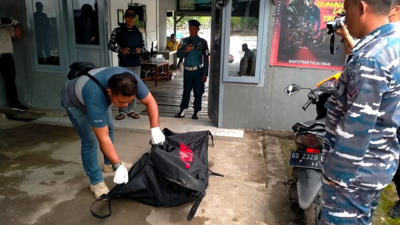 TNI AL Bengkulu Turun Evakuasi Mayat di Dermaga Pulau Baai