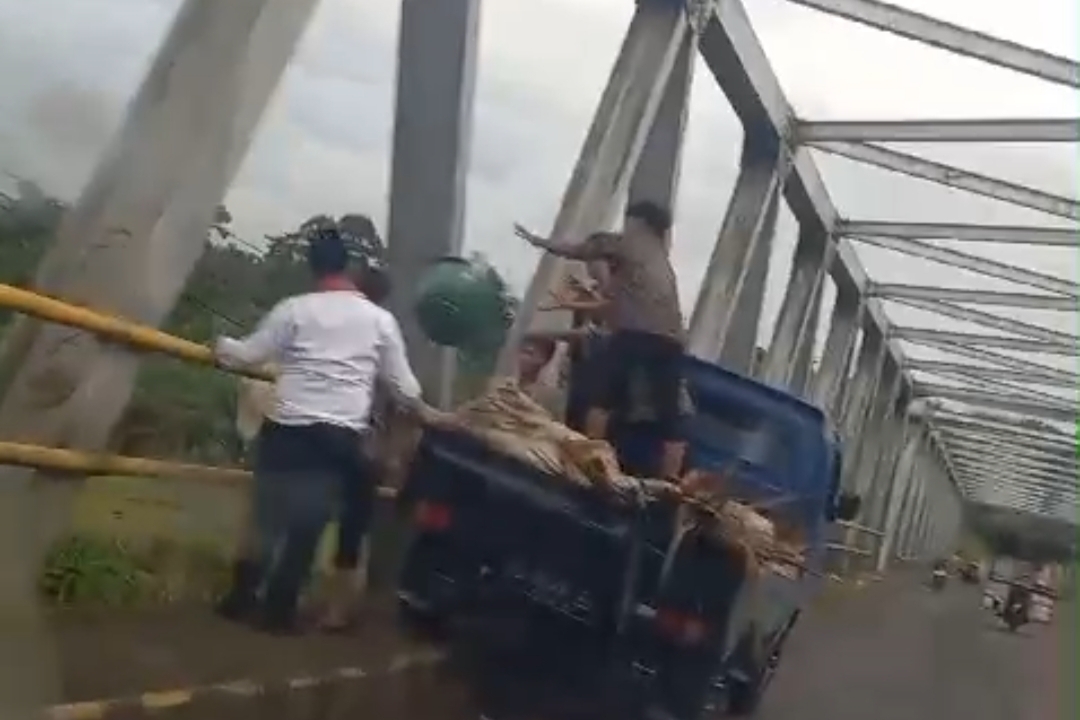 Viral, Warga Buang Sampah Sembarangan ke Sungai Taba Tembilang