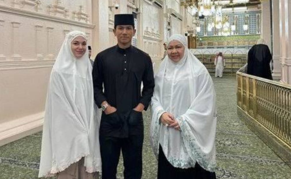 Publik Heran dan Soroti Penampilan Anisha Rosnah Istri Pangeran Mateen Saat Umrah
