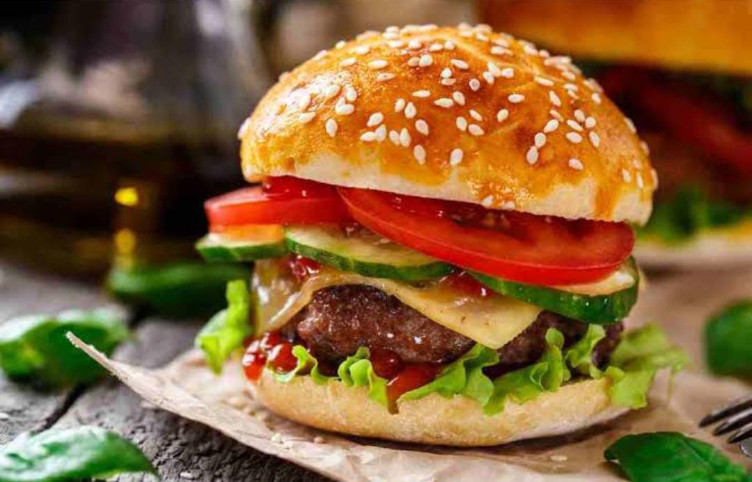 Walau Tengah Diet, Kamu Tetap Bisa Makan Burger Enak dengan Gunakan Bahan Ini Saja