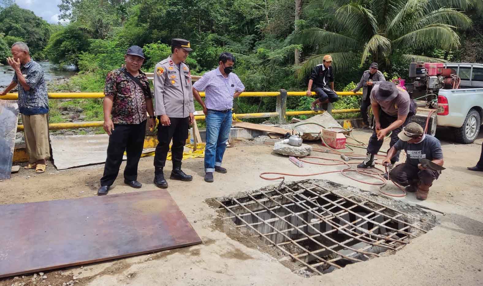 Swadaya, Warga Perbaiki Jembatan Lubuk Durian