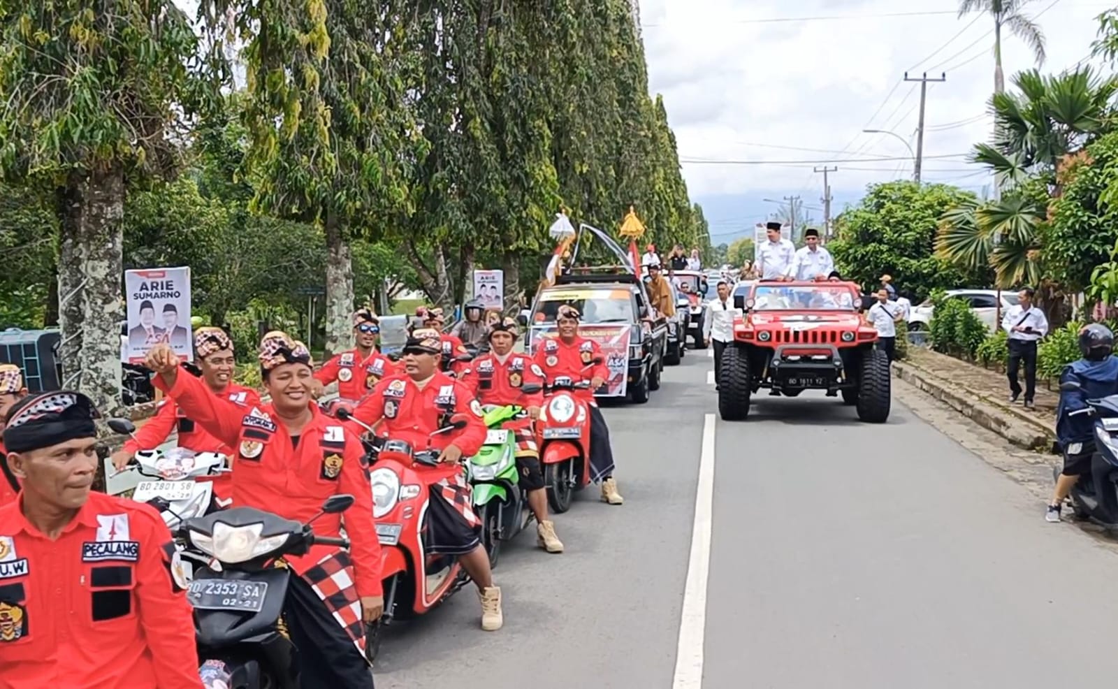 Ribuan Pendukung dan Simpatisan Antar Arie - Sumarno Daftar ke KPU Bengkulu Utara