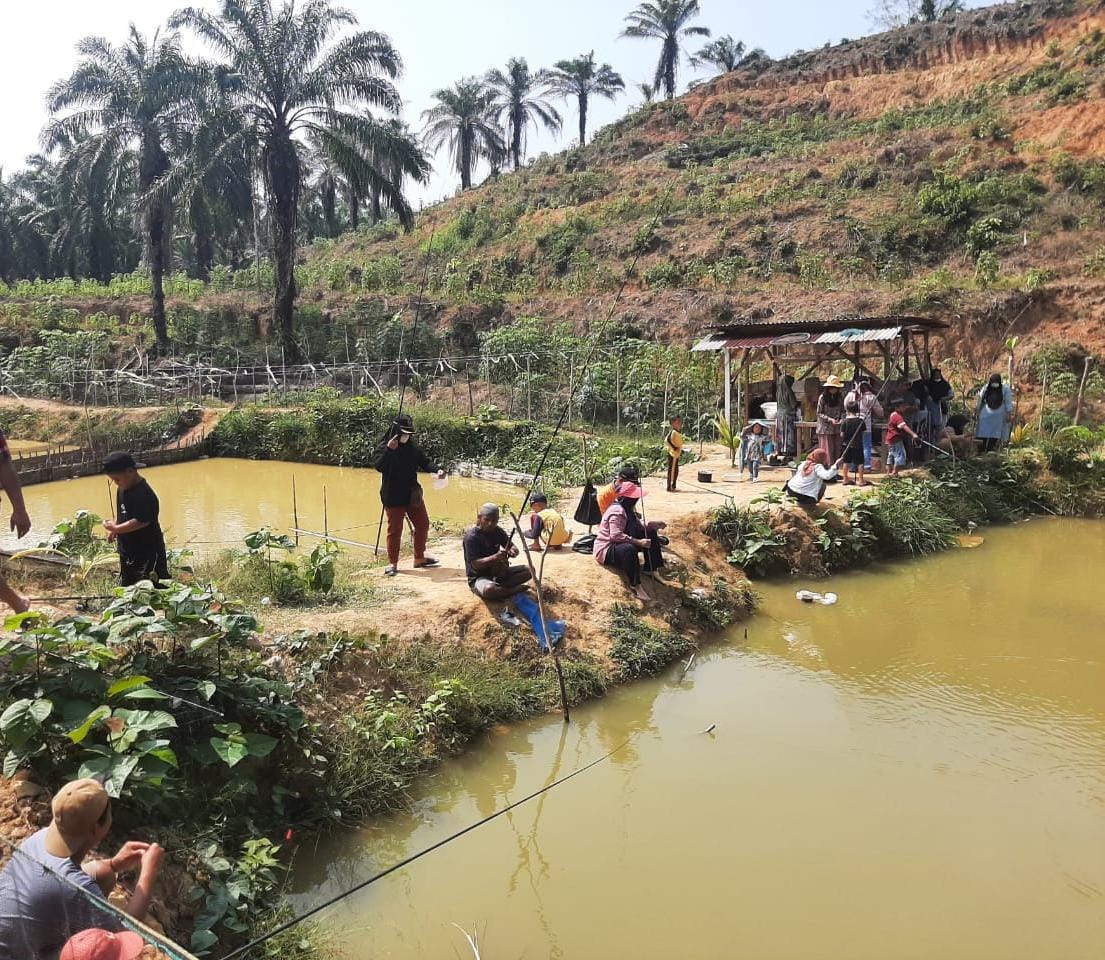Warga Talang Arah Ramai-ramai Pancing Kolam Desa, Bawa Pulang Ikan sampai Dapat Hadiah