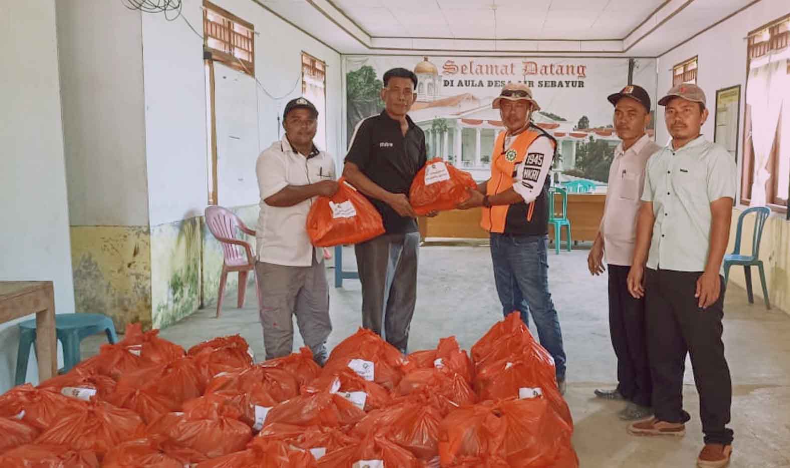 CES/CDE Bagikan Ratusan Paket Sembako untuk Korban Banjir