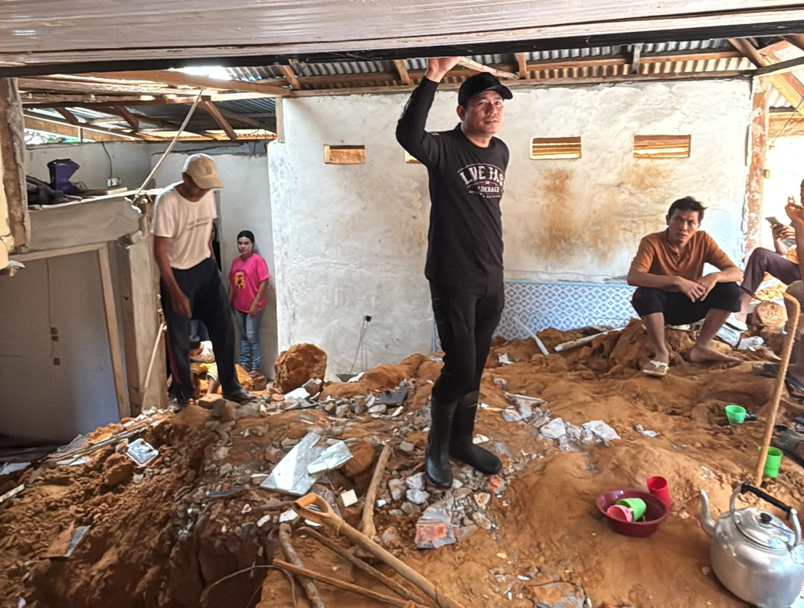 Terkena Longsor, Bupati Bengkulu Utara Gerak Cepat Sambangi Rumah Korban 