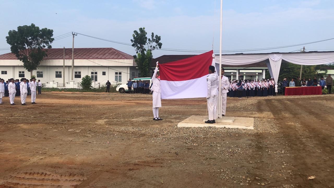 Upacara Pengibaran Bendera Perdana di Halaman Kantor Camat Ketahun Berlangsung Sukses