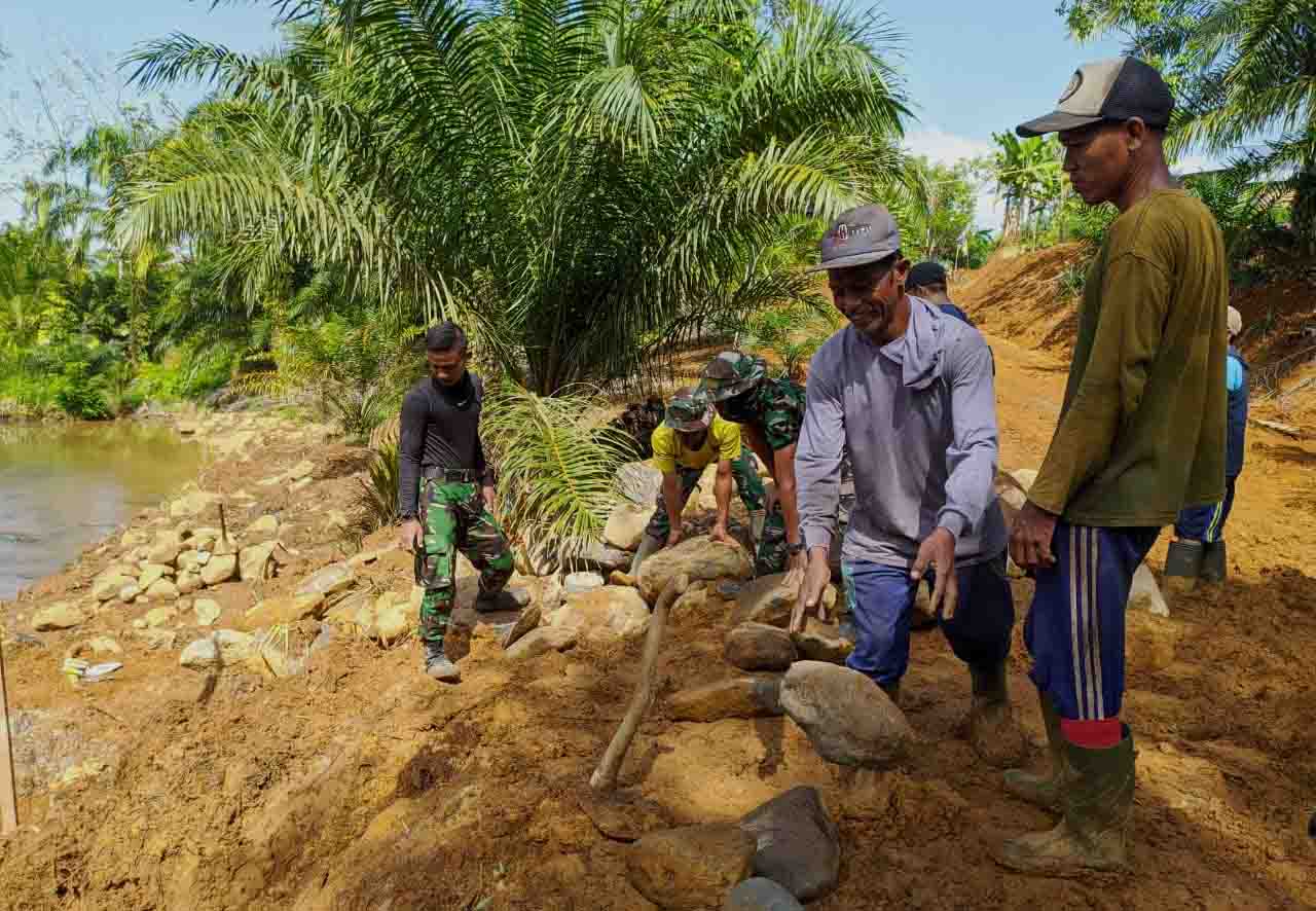 Bersama Warga, Satgas TMMD 106 Bangun Pondasi Jembatan