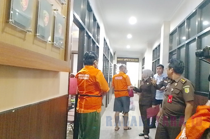 Pakai Rompi Oranye, Eks Kadispendik Bengkulu Utara jadi Tahanan Jaksa