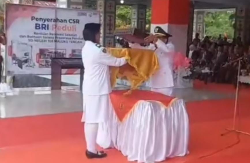 VIRAL! Grogi Atau Tidak Tahu, Pj Bupati Maluku Tengah Serahkan Bendera dan Peti ke Paskibraka