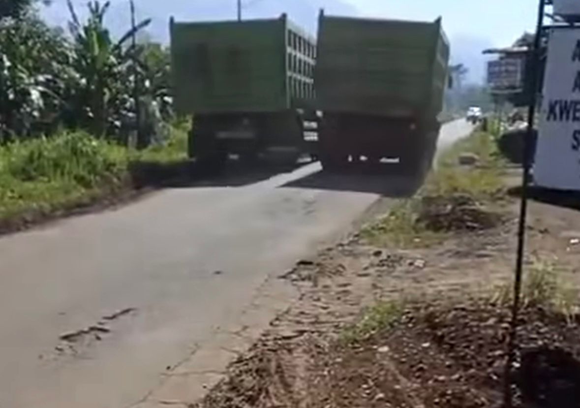 Diduga Over Kapasitas dan Kotori Jalan, Warga Keluhkan Aktivitas Truk di Persawahan Kemumu