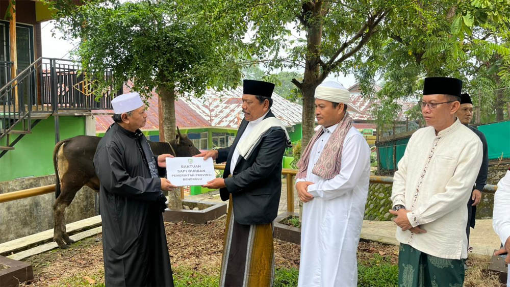 Berbagi Kurban, Pemprov Serahkan 2 Ekor Sapi ke MRBI