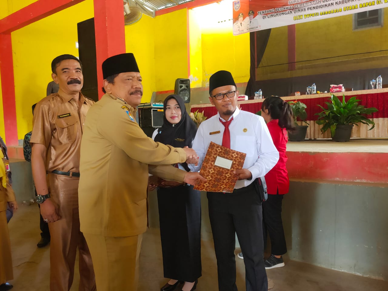 Bupati Bengkulu Utara serahkan SK PPPK, Mian : 308 Guru Gajiannya Mirip PNS