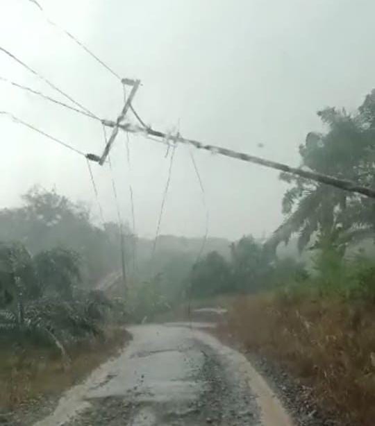 Diterjang Badai, Listrik di Kabupaten Bengkulu Utara Padam