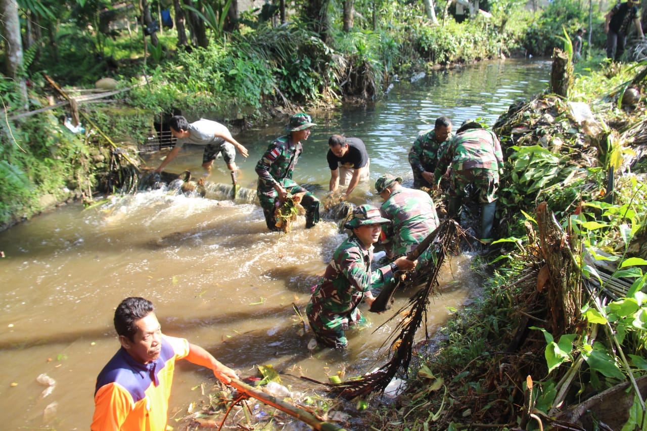 Aliran Bantaran Sungai di Perkotaan, Turut Jadi Sasaran Karya Bakti TNI Kodim 0423 Bengkulu Utara