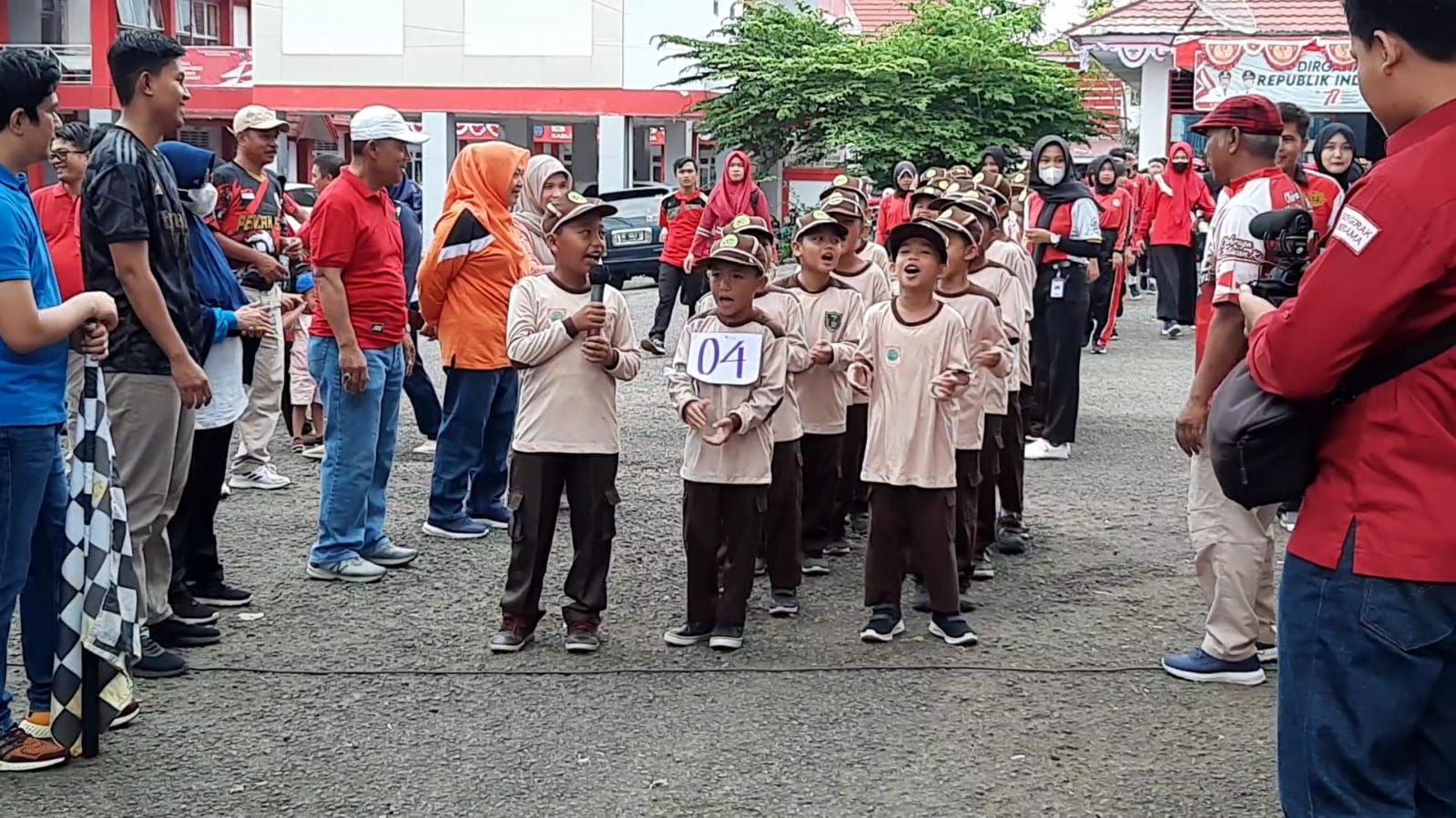 Semangat 45, SDIT Ruhul Jadid Perdana Ikut Lomba Gerak Jalan