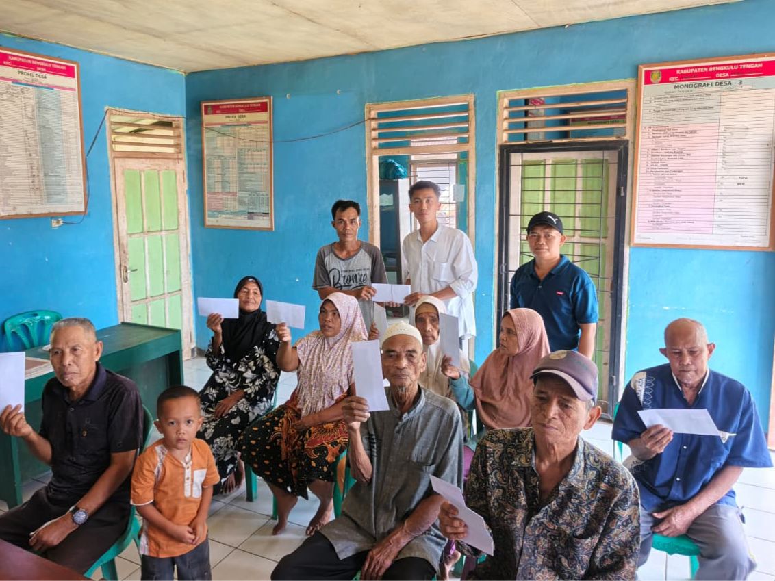 Jelang Lebaran, PT SIL Salurkan Zakat Bagi Warga Desa Penyangga