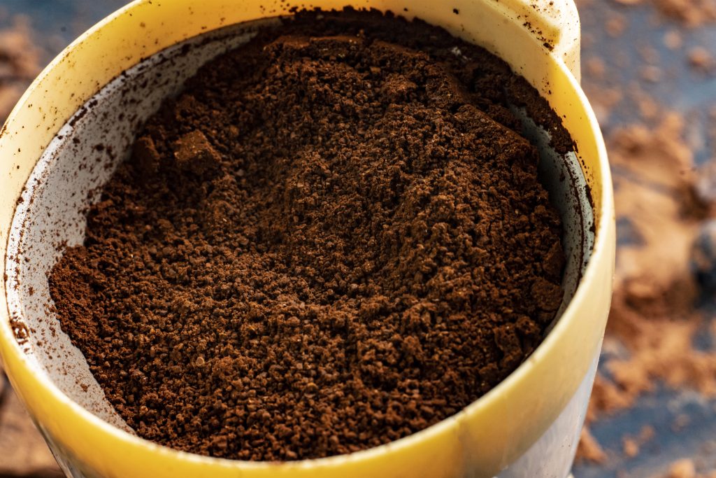 Manfaatkan Ampas Kopi Sebagai Pupuk Alami untuk Menyuburkan Tanaman Cabe 