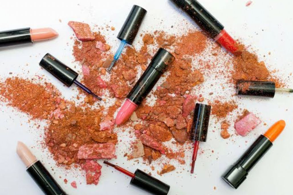 Tren Warna Lipstik 2025 yang Cocok untuk Bibir Hitam