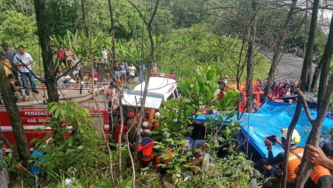 Breaking News! Korban Longsor di Pantai Karang Pulau Ditemukan