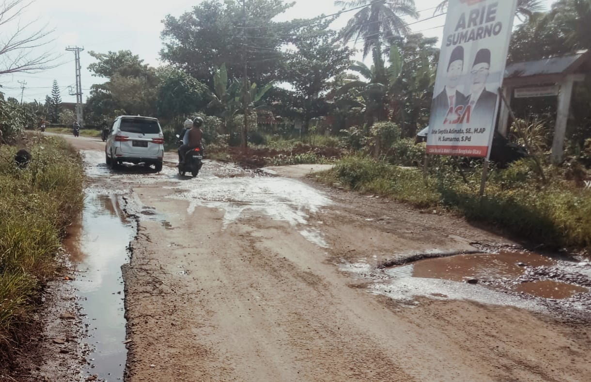 Jalan Kota Arga Makmur Memprihatinkan, Warga Minta Perbaikan Segera