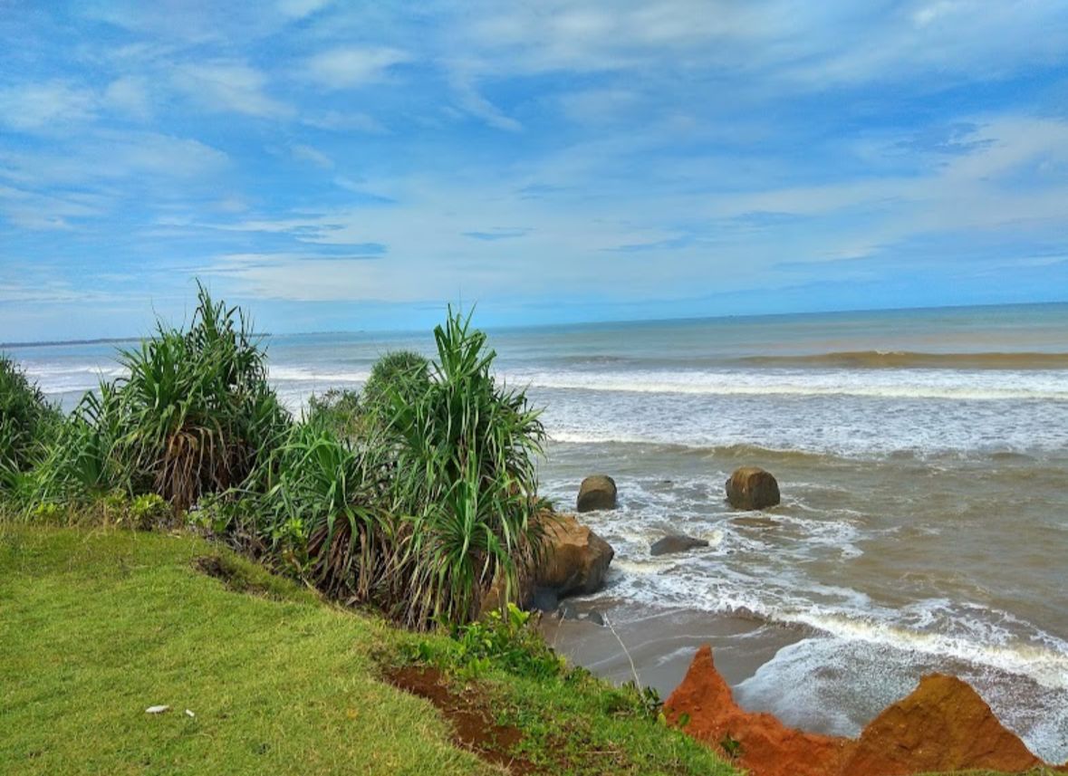 Mirip Tanah Lot Bali, 5 Daya Tarik Pantai Padang Betuah Bengkulu