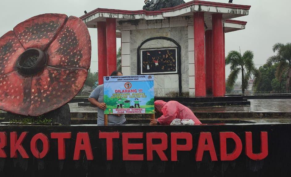 Cegah Buang Sampah Sembarangan, DLH Bengkulu Utara Pasang Baliho Himbauan Disekitar Bundaran 