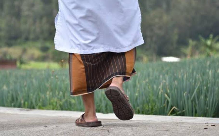 Seorang Lelaki Sholat Hanya Menggunakan Sarung Tapi Tanpa Baju? Apakah Sah?