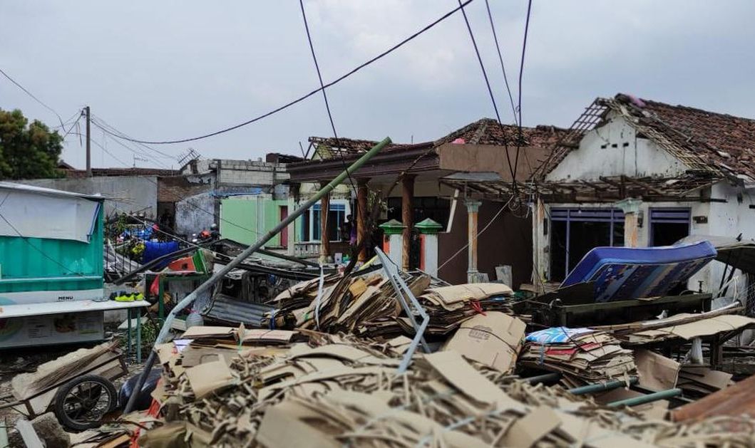 Geneng Blora Disapu Puting Beliung, Gapura Terbang, Pohon Tumbang dan Listrik PLN Putus