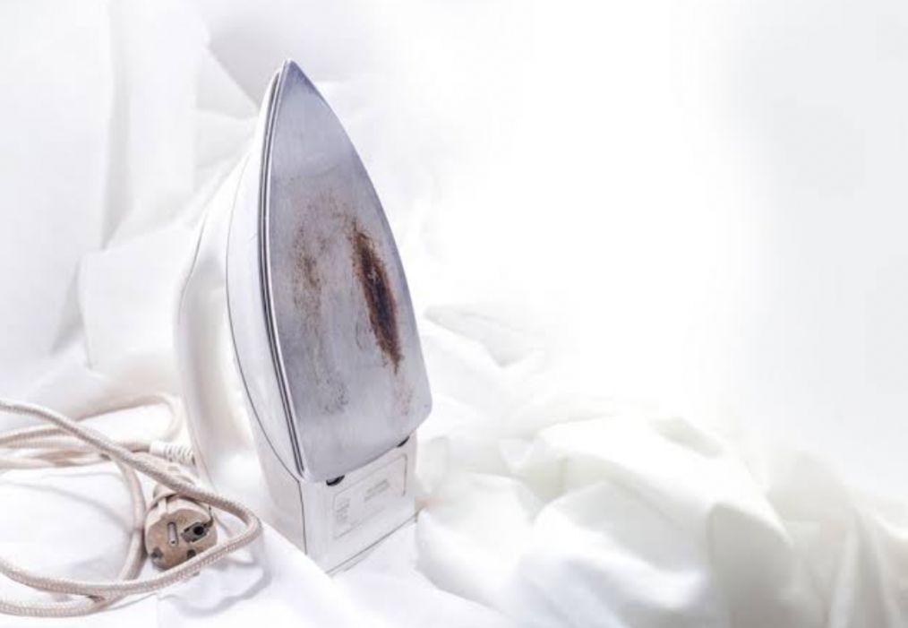 Begini Cara Membersihkan Setrika yang Lengket Jadi Kinclong Seperti Baru
