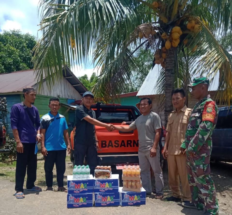 Alno Serahkan Bantuan untuk Keluarga Korban Hanyut di Tanjung Kemenyan