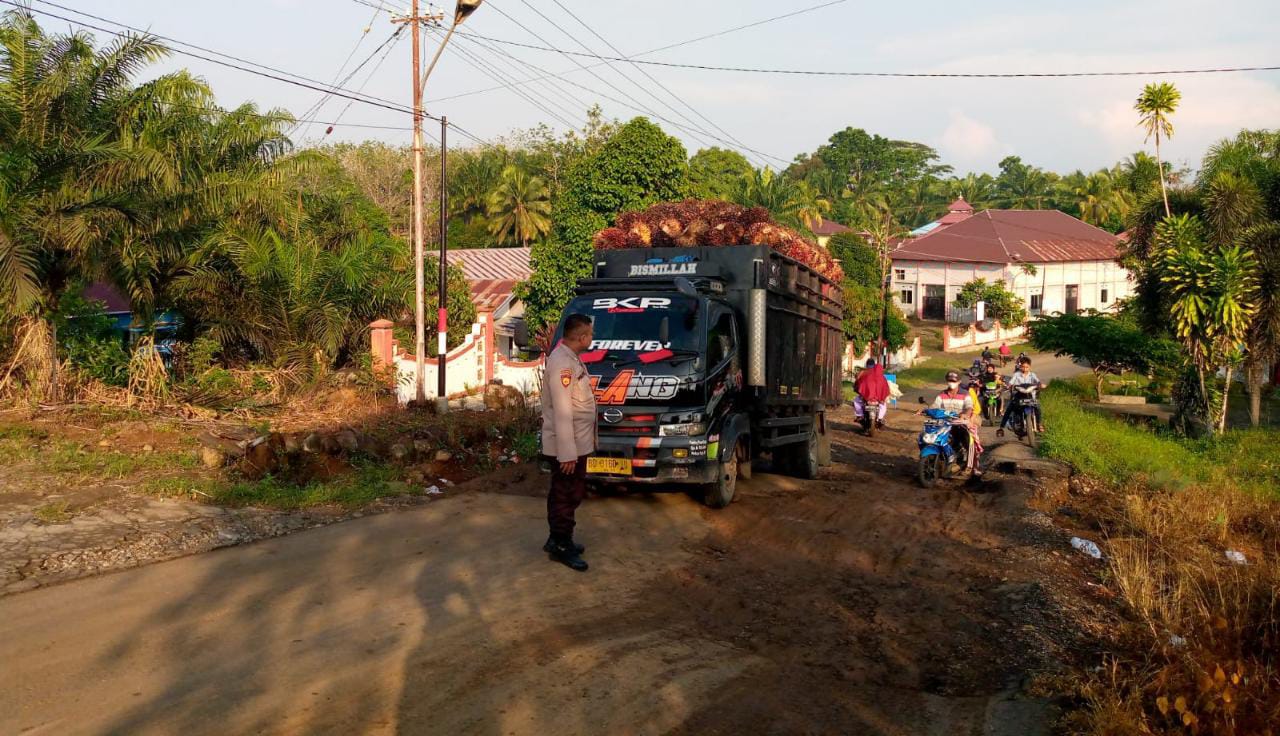 Akibat Jalan Hancur, Tanjakan Kecut Depan Kantor Camat Padang Jaya Kembali Makan Korban