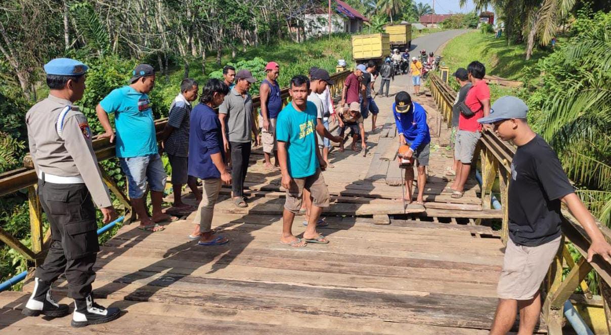 Tak Tersentuh Pemerintah, Polisi dan Warga Gotong Royong Perbaiki Jembatan