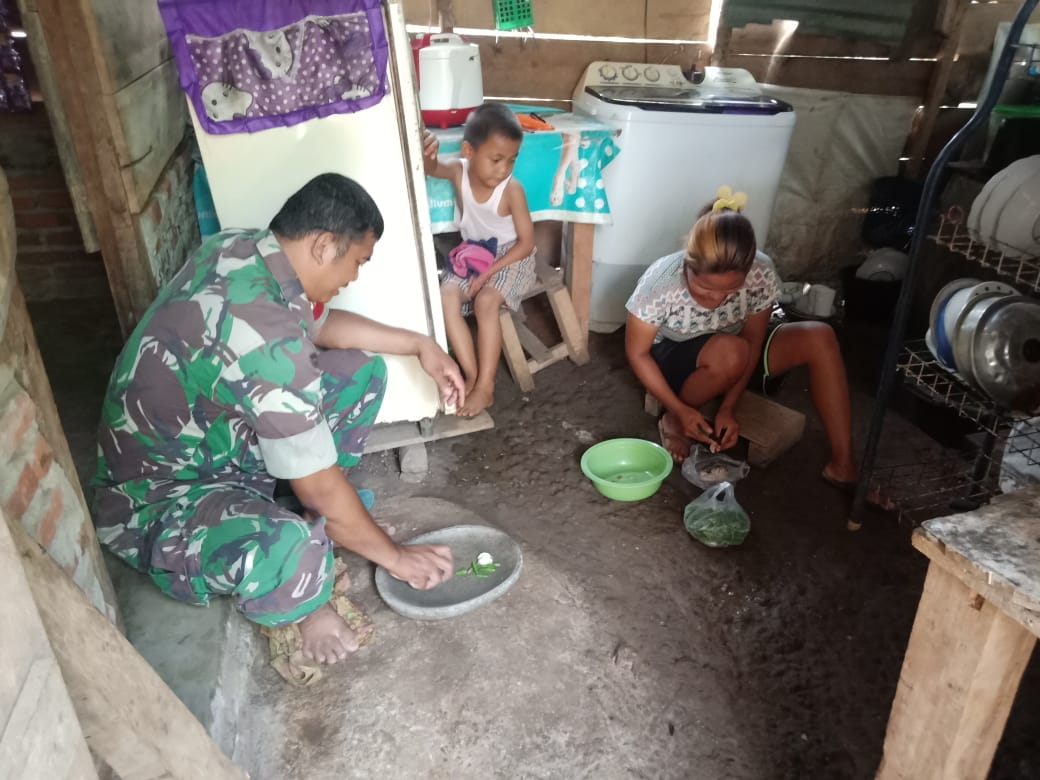 Babinsa Masuk Dapur, Wujud Kepedulian TNI untuk Warga Kurang Mampu