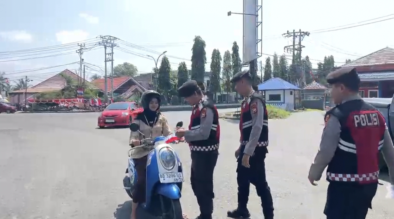Dikira Razia, Polisi di Bengkulu Utara Cegat Pengendara Ternyata Bagikan Bendera