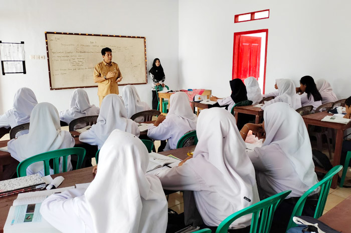 Pelajar SMP Karya Pelita, Belajar Pakai Kursi Sumbangan Warga