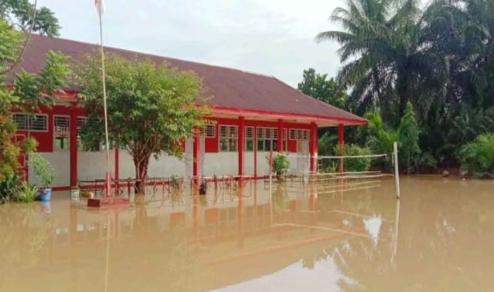 Selain Bangunan, Buku dan Laptop Sekolah Rusak Terendam Banjir