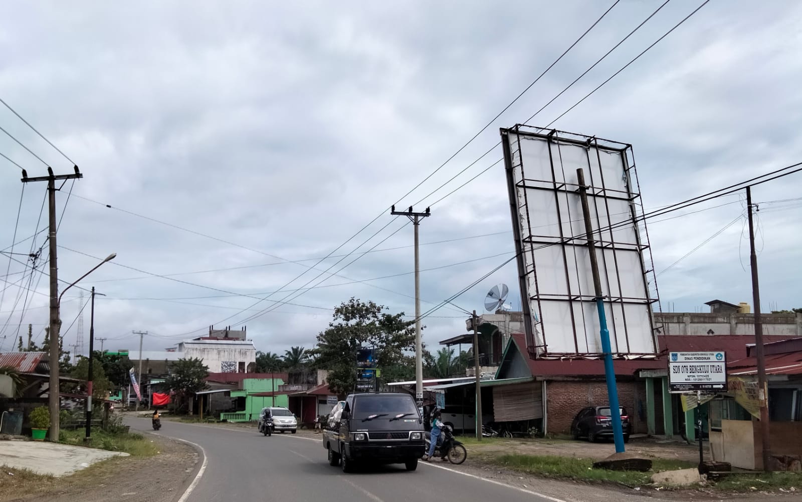 Billboard Ukuran Besar di Jalinbar Kota Bani Ancam 