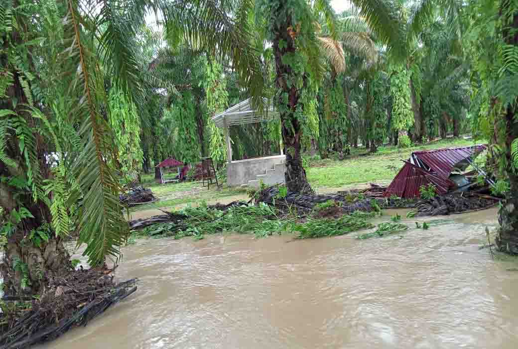 Diterjang Banjir, Gazebo di Wisata PLG Ikut Rusak