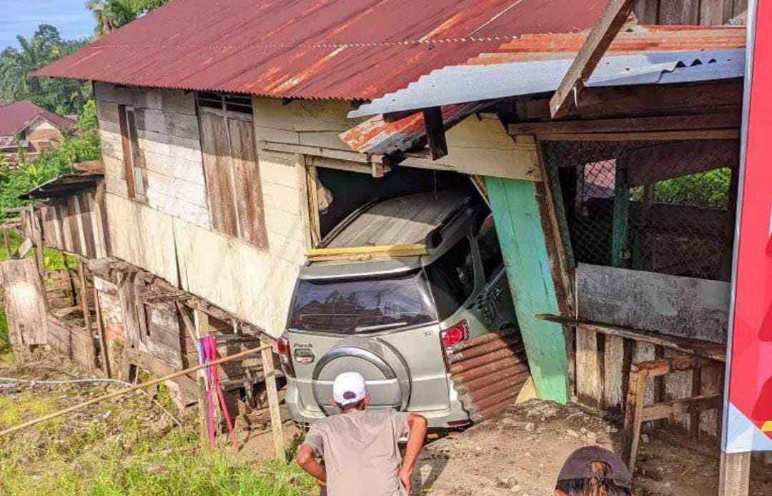 Lupa Tarik Rem Tangan saat Parkir, Mobil Toyota Rush Nyungsep di Rumah Warga