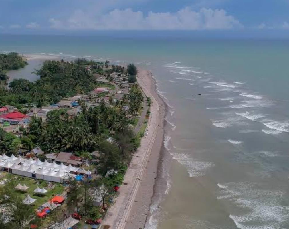 Menikmati Liburan di Pantai Pasar Bawah, Destinasi Wisata Primadona di Bengkulu Selatan