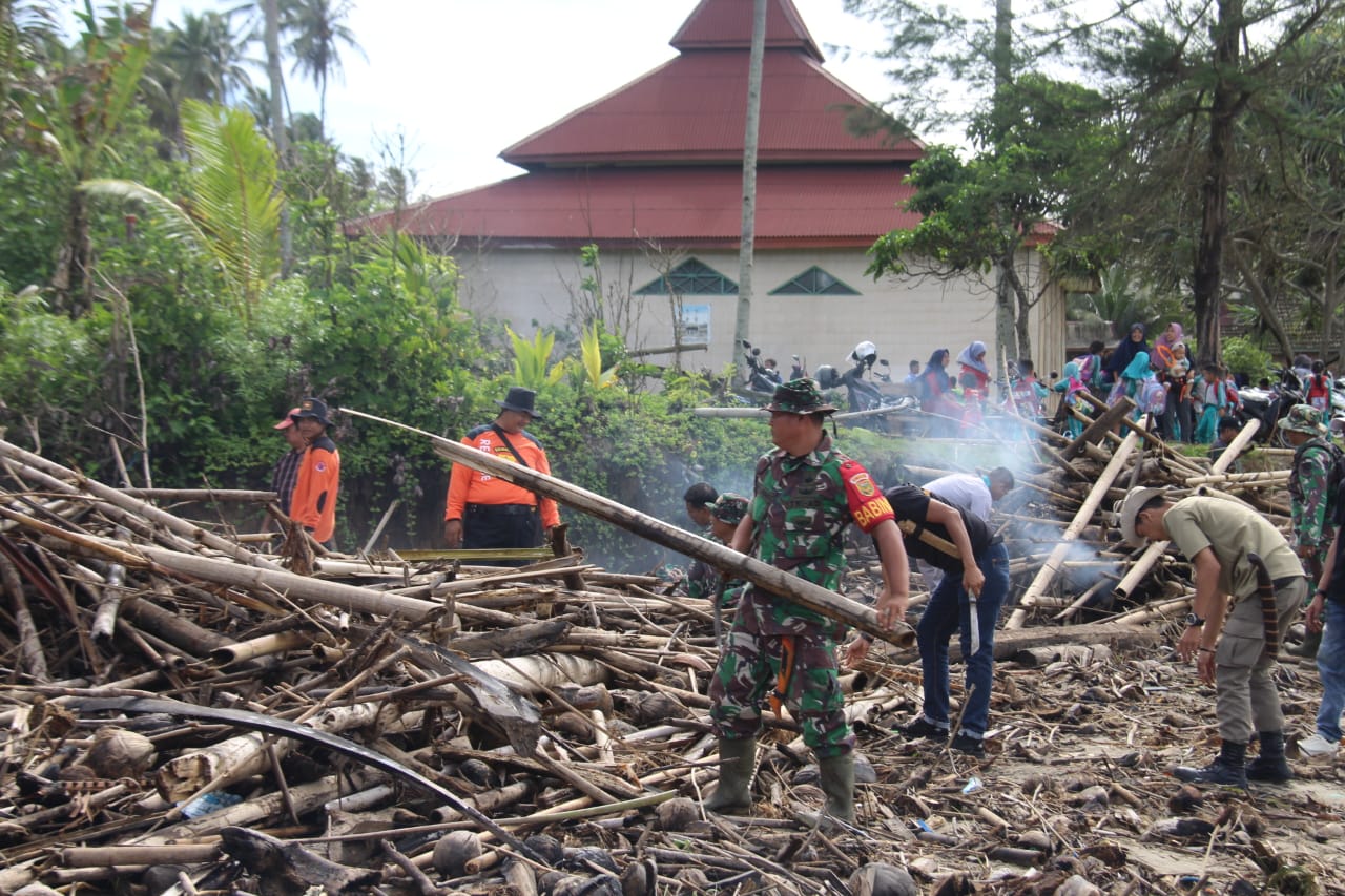 Bersih-bersih Pantai, Kodim 0423 Bengkulu Utara Ajak Semua Masyarakat Jadi Pelopor Kebersihan Lingkungan