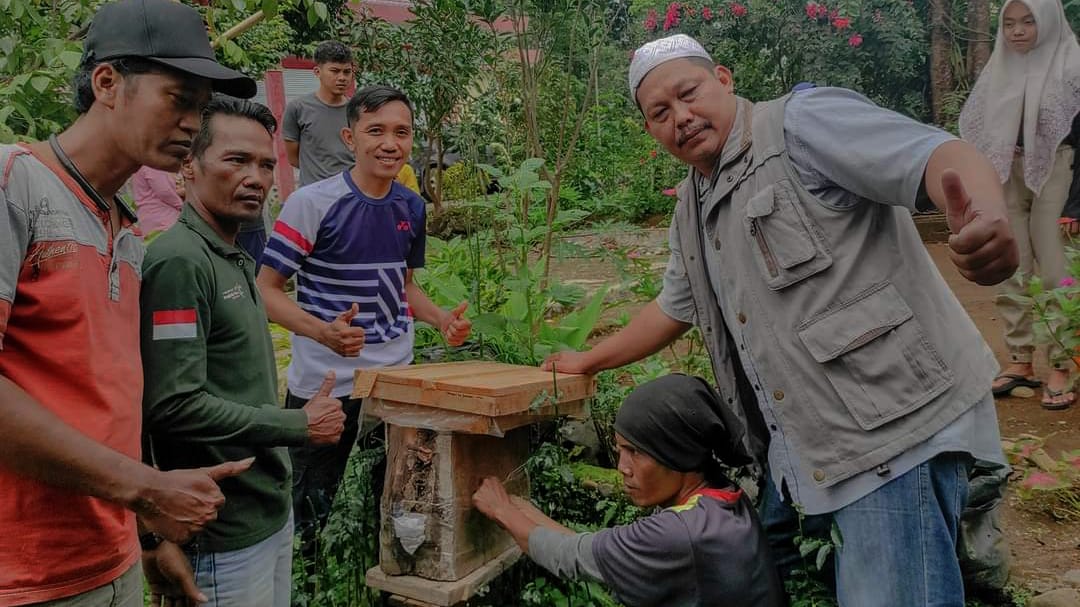 Ajak Masyarakat Hidup Sehat, Dosen UNIB Bagikan Lebah Trigona di Kemumu