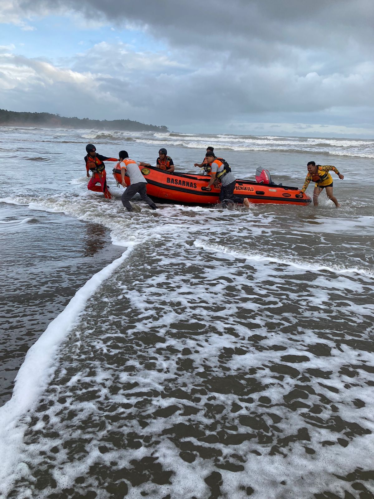 Sudah Enam Jam, Jasad Pemancing Ditelan Ombak Lagi