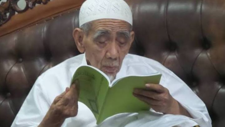 Pendapat Mbah Moen tentang Merokok, Haram atau Halal? Begini Penjelasannya Biar Engga Salah Paham