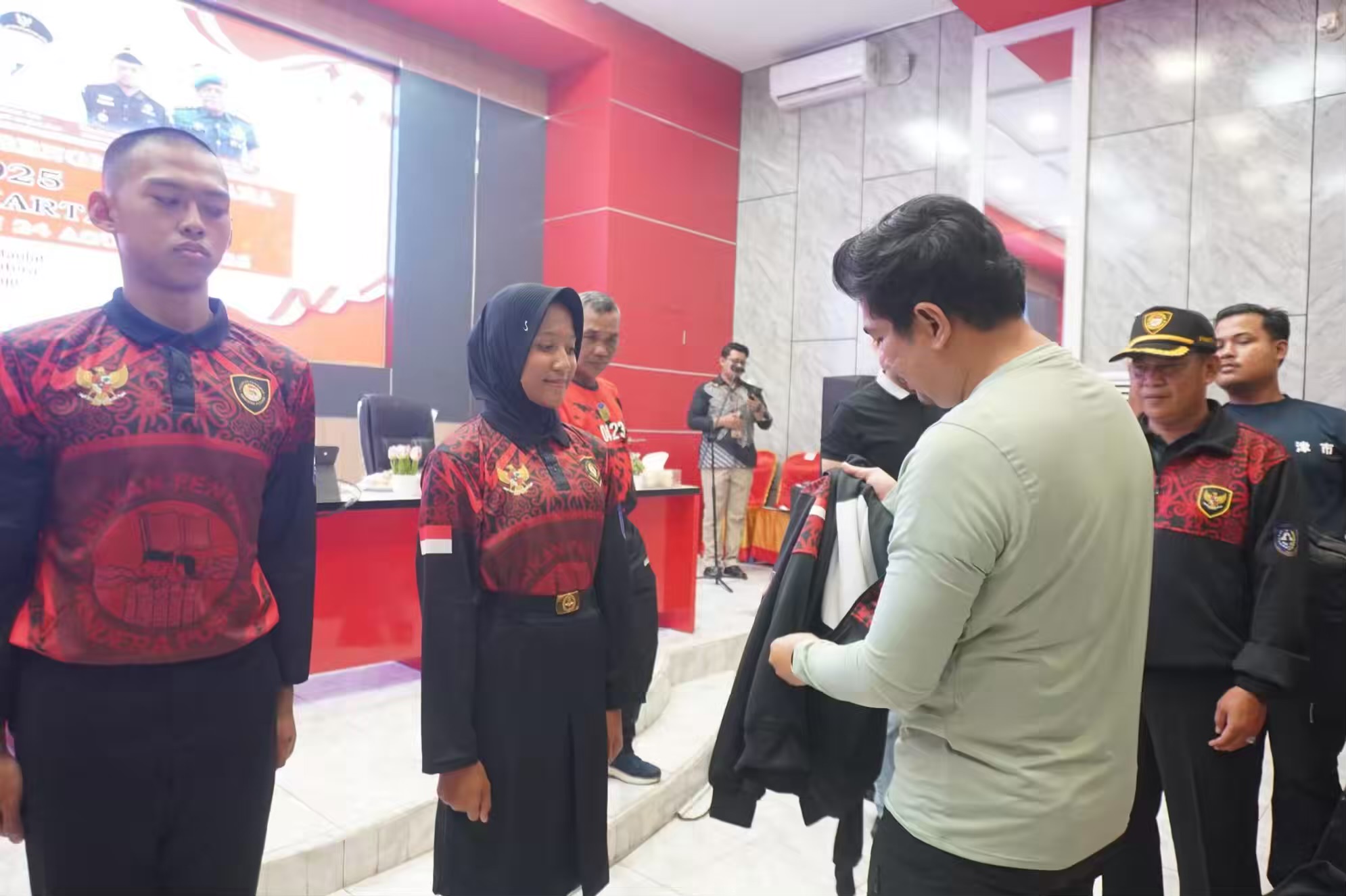 Sukses Kibarkan Pusaka Merah Putih, Pemkab Bengkulu Utara Beri Reward untuk Paskibraka Tour Wisata