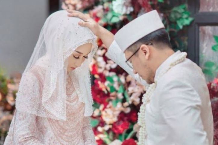 Doa Setelah Akad Nikah Bagi Pengantin, Dibaca Oleh Suami Sambil Memegang Ubun-ubun Istri