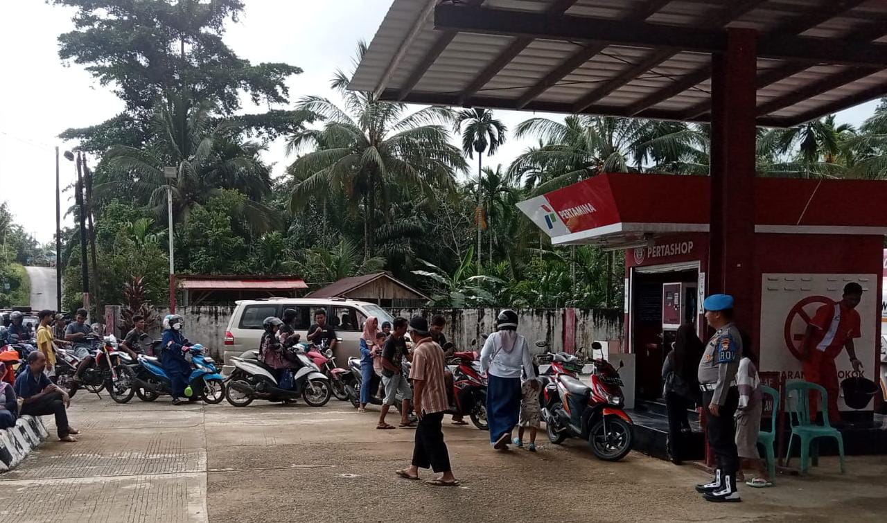 Antrian BBM Masih Mengular, Polisi Pantau Distribusi Pertamax di Padang Jaya 